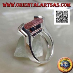 Anillo de plata rodiada con circonitas facetadas en forma de lágrima rosa con circonitas blancas en gancho