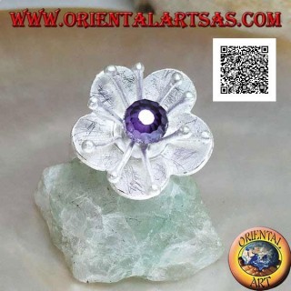 Anello in argento satinato a forma di fiore con lunghi pistilli e sfera di zircone color ametista sfaccettata