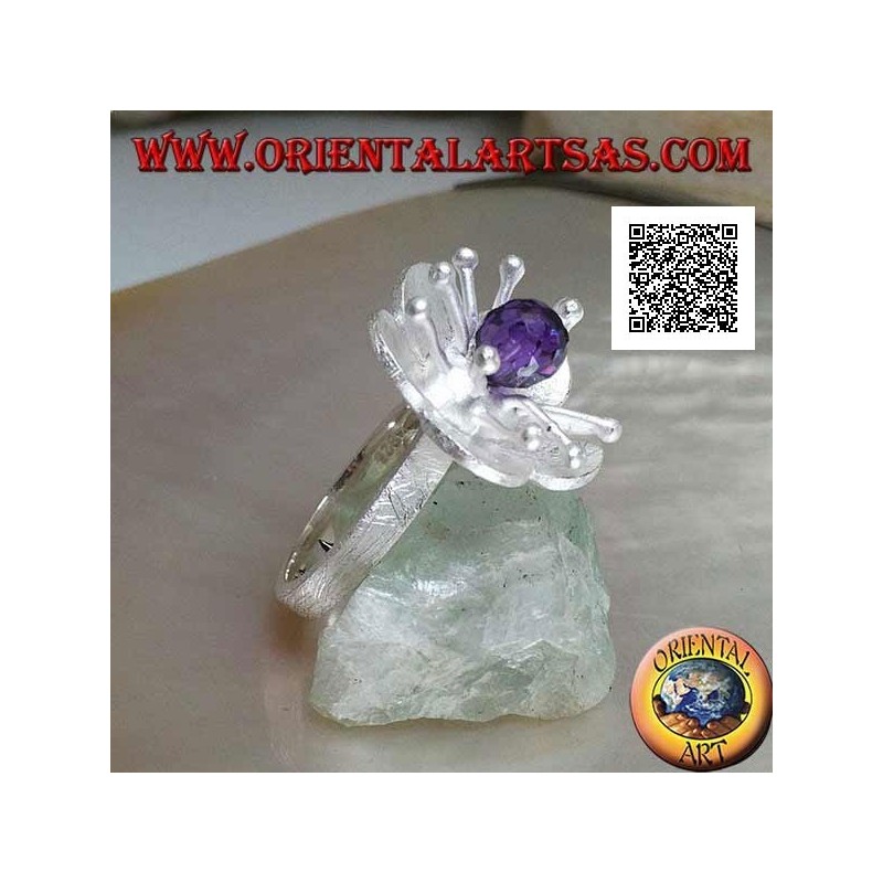 Anello in argento satinato a forma di fiore con lunghi pistilli e sfera di zircone color ametista sfaccettata