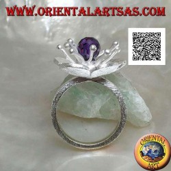 Anillo de plata satinada en forma de flor con pistilos largos y esfera de circonita facetada color amatista