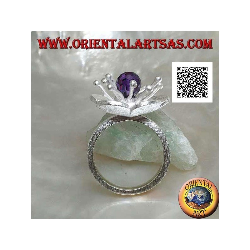 Anello in argento satinato a forma di fiore con lunghi pistilli e sfera di zircone color ametista sfaccettata