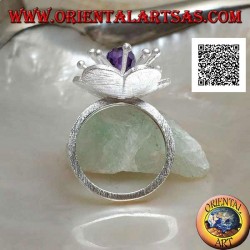 Anillo de plata satinada en forma de flor con pistilos largos y esfera de circonita facetada color amatista