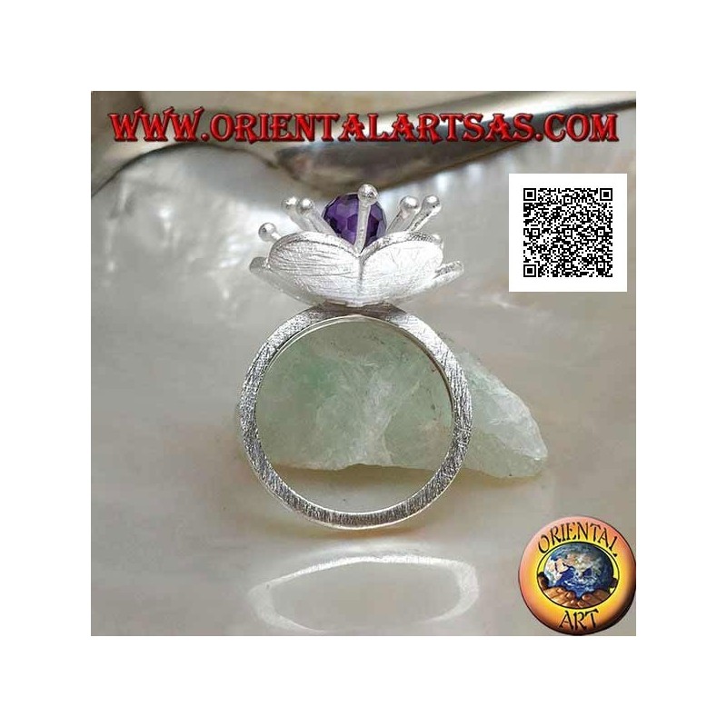 Anillo de plata satinada en forma de flor con pistilos largos y esfera de circonita facetada color amatista
