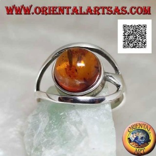Bague en argent avec cabochon rond d'ambre entre deux lignes courbes en argent
