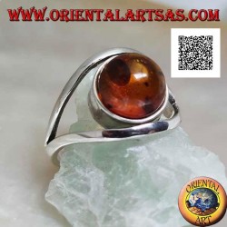 Anillo de plata con ámbar cabujón redondo entre dos líneas curvas en plata