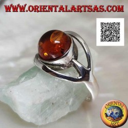Bague en argent avec cabochon rond d'ambre entre deux lignes courbes en argent