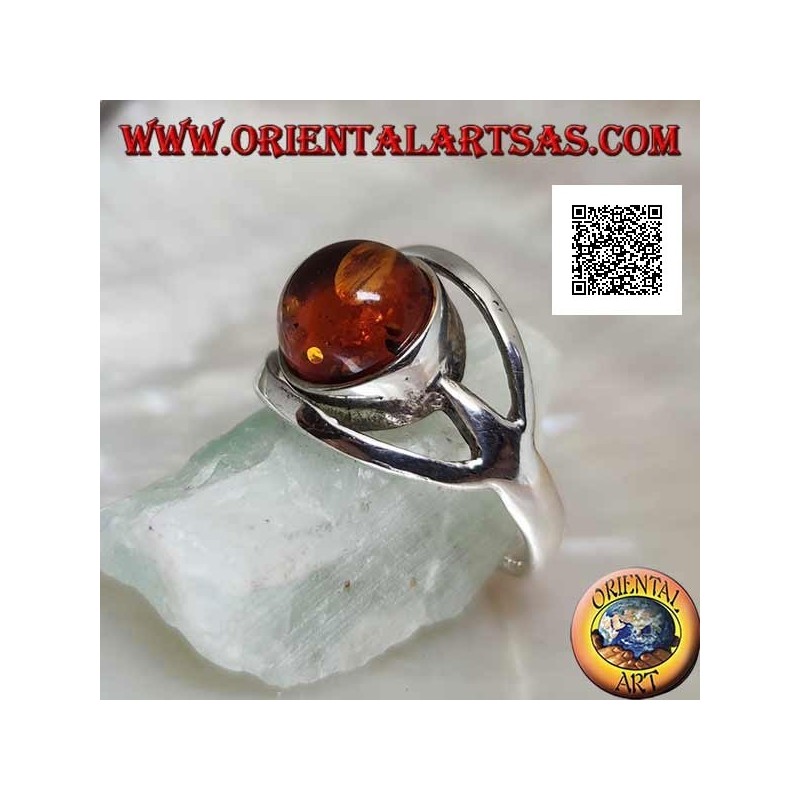Bague en argent avec cabochon rond d'ambre entre deux lignes courbes en argent