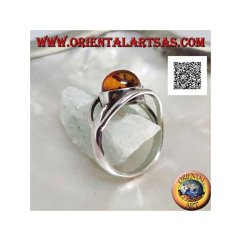 Anello in argento con ambra tonda cabochon tra due linee curve in argento
