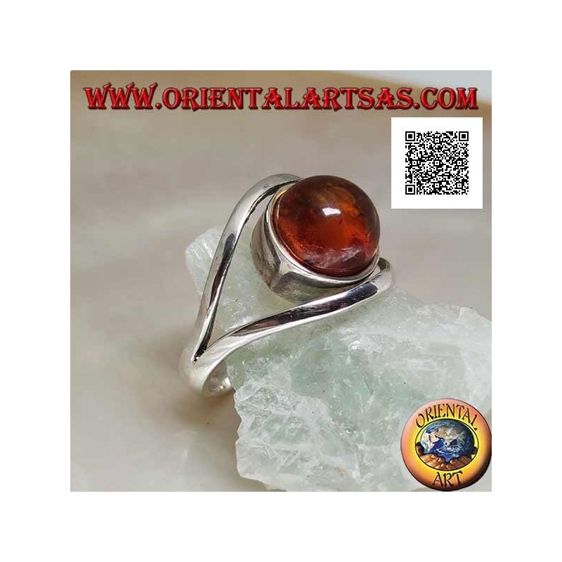 Bague en argent avec cabochon rond d'ambre entre deux lignes courbes en argent