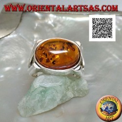 Anello in argento con ambra ovale cabochon di traverso su montatura liscia con traforo laterale
