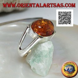 Bague en argent avec cabochon ovale ambre en croix sur serti lisse avec ouverture latérale