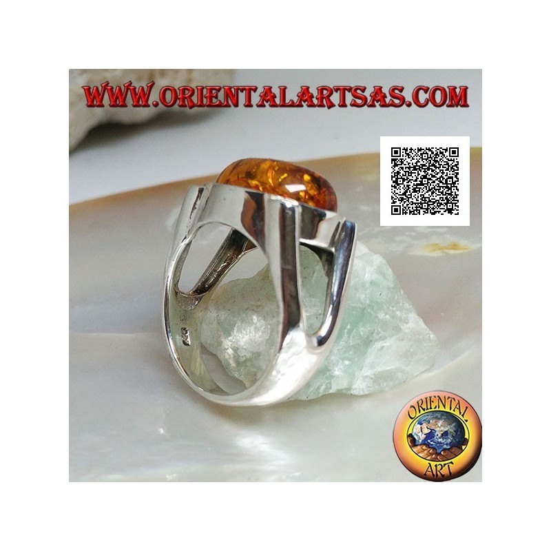 Anello in argento con ambra ovale cabochon di traverso su montatura liscia con traforo laterale