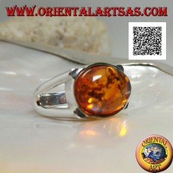 Anello in argento con ambra ovale cabochon di traverso su montatura liscia con traforo laterale