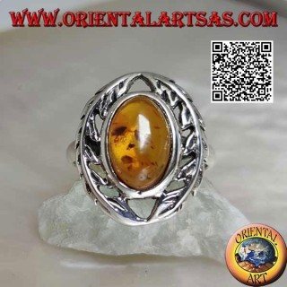 Bague en argent avec cabochon ovale ambre entre deux branches de laurier