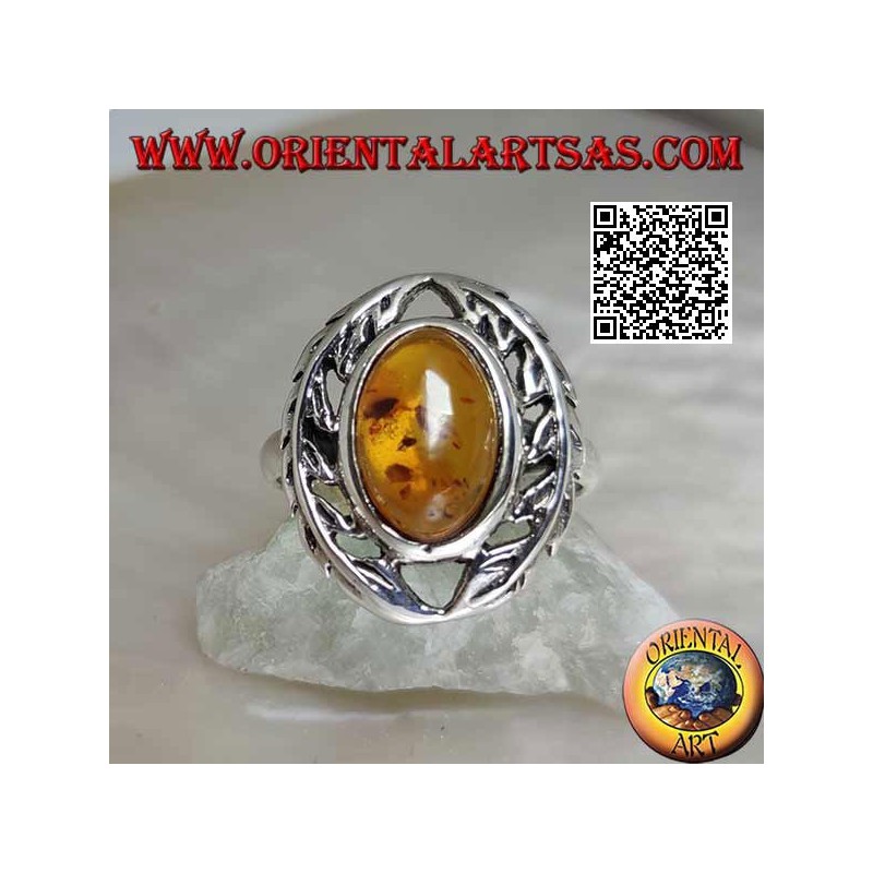 Anello in argento con ambra ovale cabochon tra due rami d'alloro