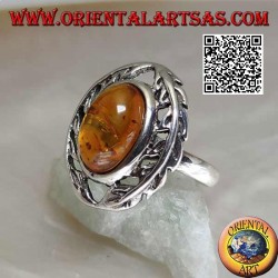 Anillo de plata con cabujón de ámbar ovalado entre dos ramas de laurel