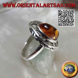 Anillo de plata con cabujón de ámbar ovalado entre dos ramas de laurel