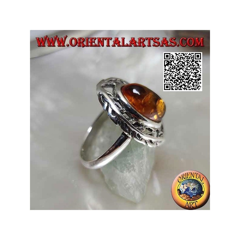 Anillo de plata con cabujón de ámbar ovalado entre dos ramas de laurel