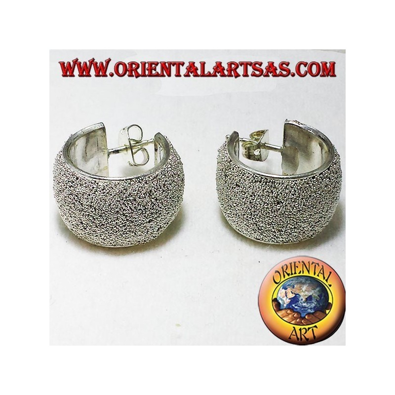 Boucles d'oreilles en cercle dans les micro-sphères d'argent