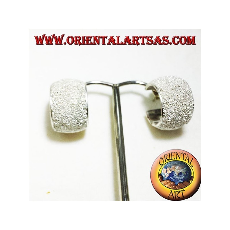 Boucles d'oreilles en cercle dans les micro-sphères d'argent