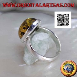 Anillo de plata con cabujón ovalado de ámbar verde en engaste sencillo y borde liso