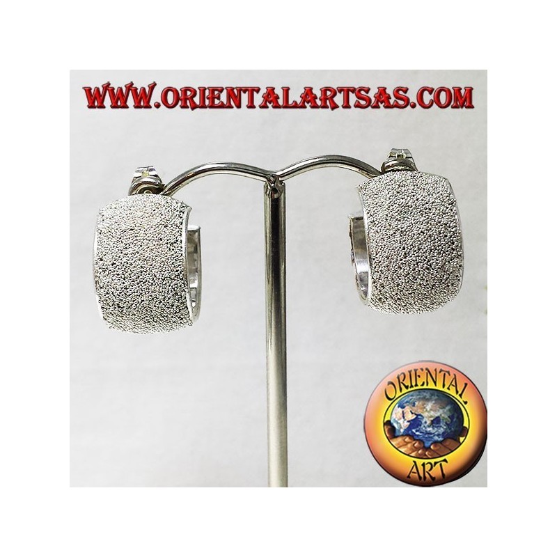 Boucles d'oreilles en cercle dans les micro-sphères d'argent