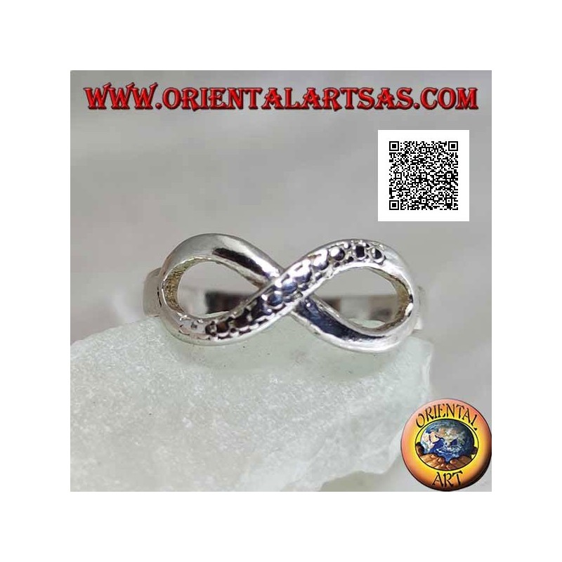 Silberring mit Unendlichkeitsknotensymbol mit einer glatten Linie und der anderen Schlangenhaut