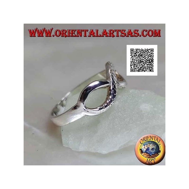 Anillo de plata con símbolo de nudo infinito con una línea suave y la otra piel de serpiente