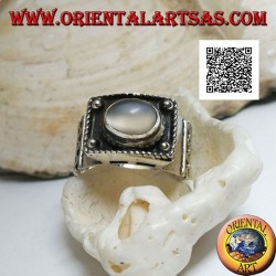 Bague en argent avec pierre de lune ovale cabochon en relief et décorations ethniques