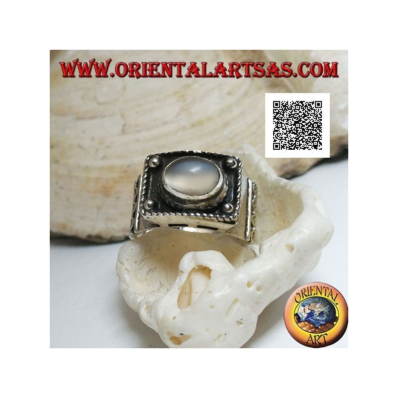 Anello in argento a fascia con pietra di luna ovale cabochon rialzata e decorazioni etniche