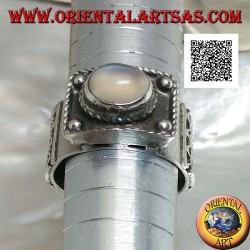 Bague en argent avec pierre de lune ovale cabochon en relief et décorations ethniques