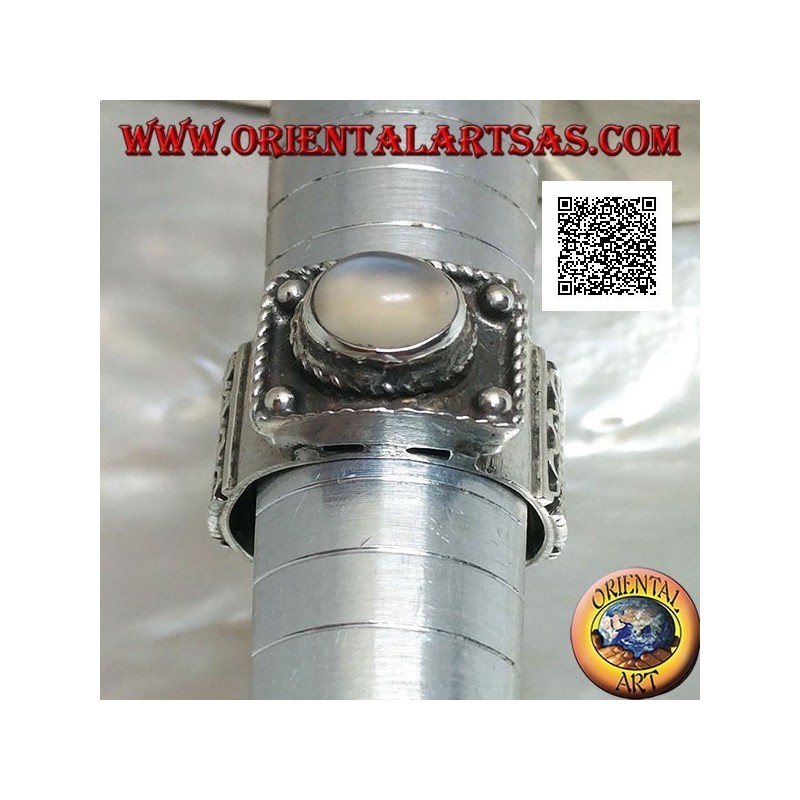 Anello in argento a fascia con pietra di luna ovale cabochon rialzata e decorazioni etniche