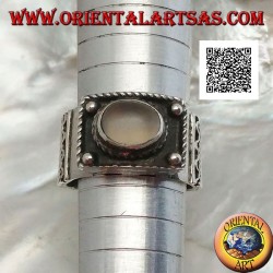 Bague en argent avec pierre de lune ovale cabochon en relief et décorations ethniques