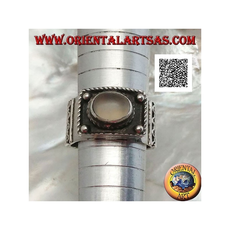 Silberbandring mit erhabenem ovalem Cabochon-Mondstein und ethnischen Verzierungen
