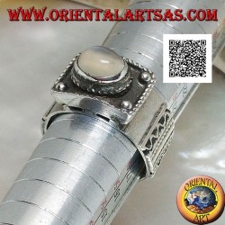 Bague en argent avec pierre de lune ovale cabochon en relief et décorations ethniques