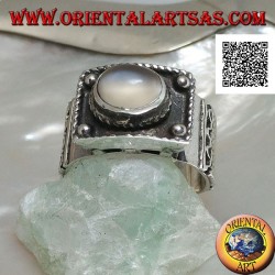 Bague en argent avec pierre de lune ovale cabochon en relief et décorations ethniques
