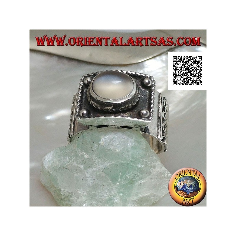 Anillo de plata con piedra lunar ovalada cabujón en relieve y decoraciones étnicas