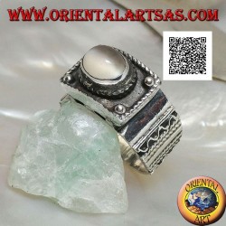 Bague en argent avec pierre de lune ovale cabochon en relief et décorations ethniques