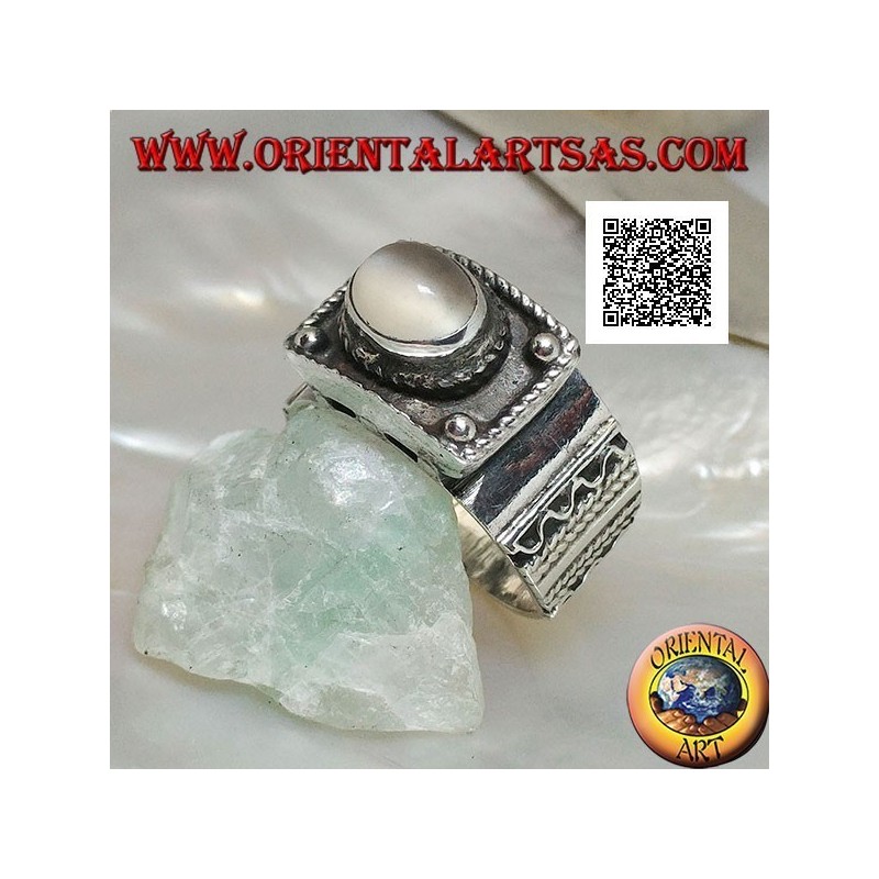 Silberbandring mit erhabenem ovalem Cabochon-Mondstein und ethnischen Verzierungen