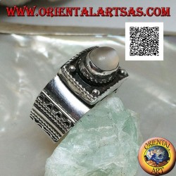 Bague en argent avec pierre de lune ovale cabochon en relief et décorations ethniques