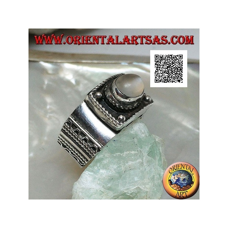Anillo de plata con piedra lunar ovalada cabujón en relieve y decoraciones étnicas