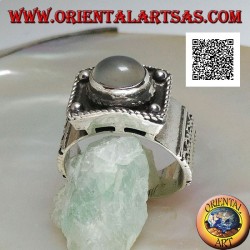 Bague en argent avec pierre de lune ovale cabochon en relief et décorations ethniques