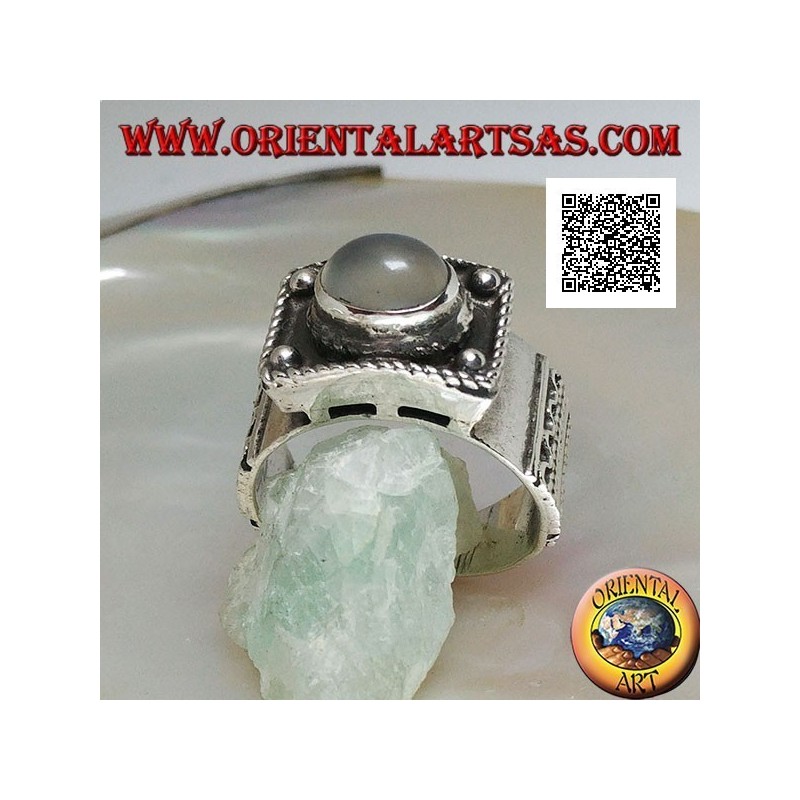 Anello in argento a fascia con pietra di luna ovale cabochon rialzata e decorazioni etniche