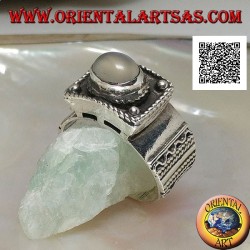 Bague en argent avec pierre de lune ovale cabochon en relief et décorations ethniques