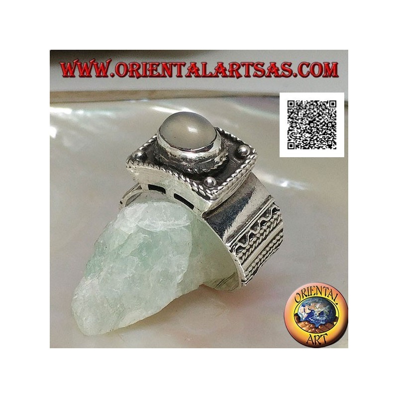 Anillo de plata con piedra lunar ovalada cabujón en relieve y decoraciones étnicas