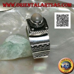 Bague en argent avec pierre de lune ovale cabochon en relief et décorations ethniques