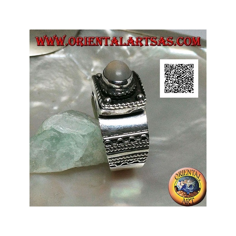 Bague en argent avec pierre de lune ovale cabochon en relief et décorations ethniques