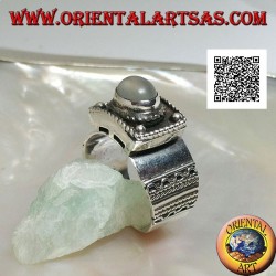 Bague en argent avec pierre de lune ovale cabochon en relief et décorations ethniques