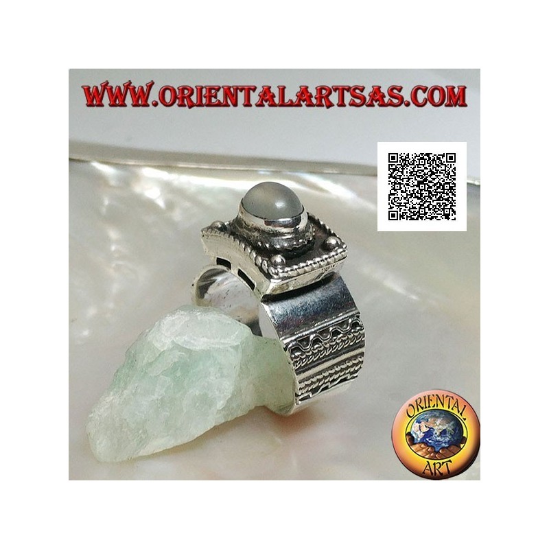 Silberbandring mit erhabenem ovalem Cabochon-Mondstein und ethnischen Verzierungen
