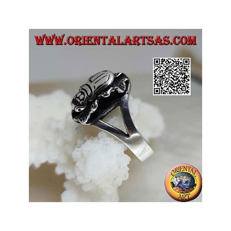 Anillo de plata con escarabajo egipcio en relieve y grabado en el interior